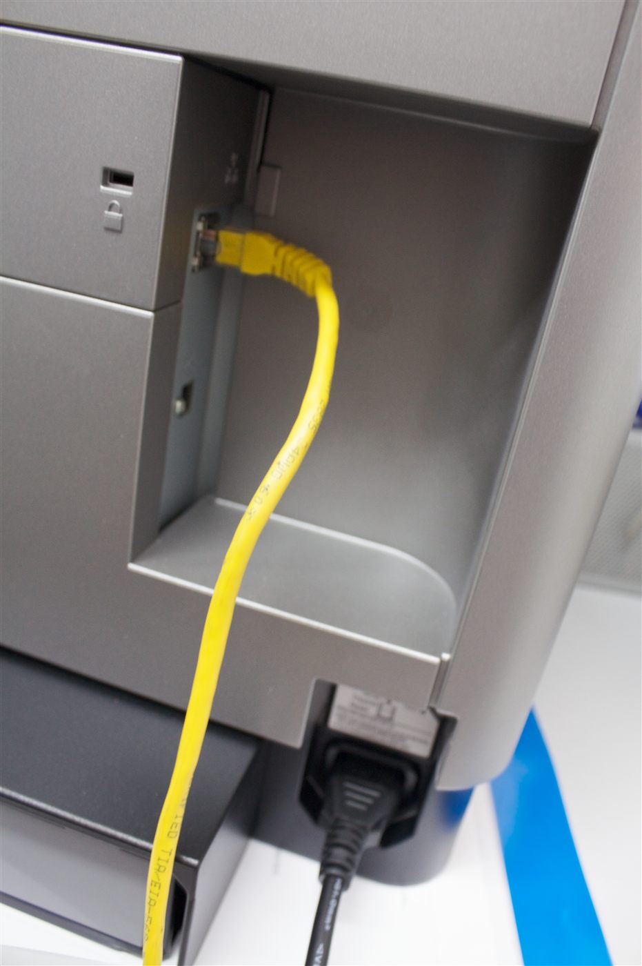 Cổng mạng và USB phía sau máy in mạng