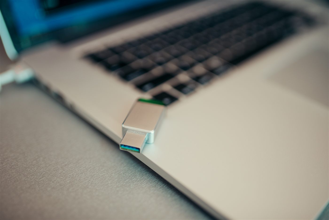 USB dùng để tạo bộ cài macOS trên máy tính xách tay