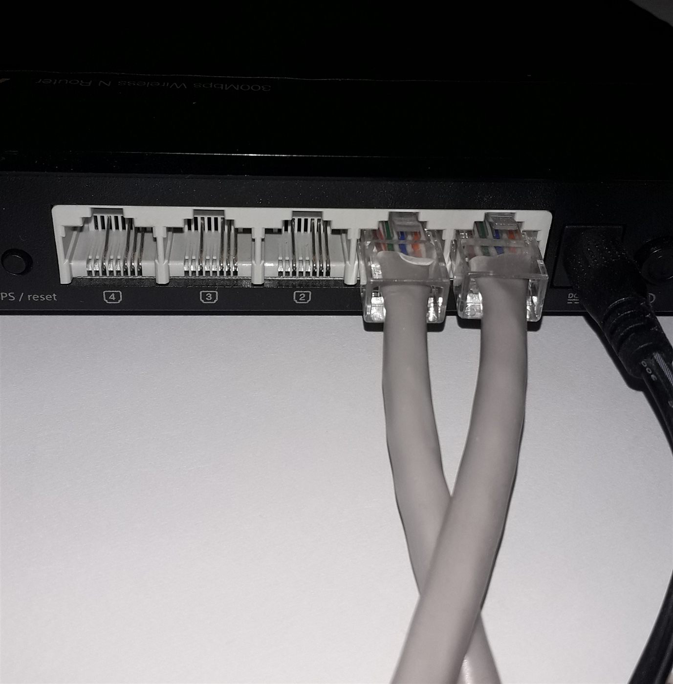 Dây Ethernet kết nối vào các cổng LAN của router